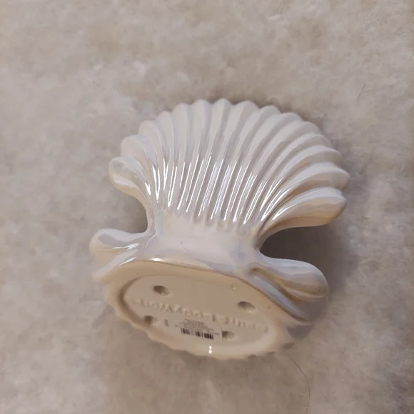 Clam shell soap holder by bath and body works - Picture 2 of 3